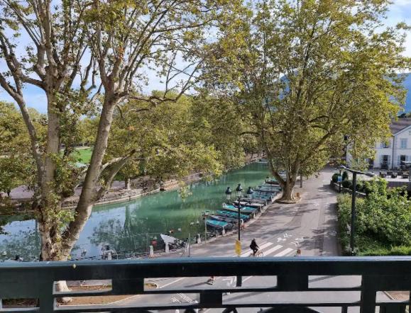 Le Ness - Face Au Pont Des Amours - Majord'Home 阿讷西 外观 照片